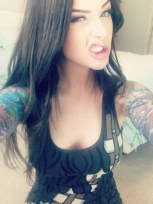 Jeune coquine aux gros seins avide de mecs et de plans sexe