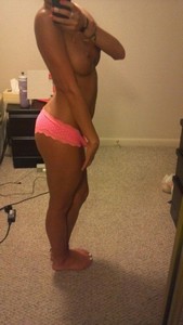 Salope pas farouche attend sa sodomie pour l'après midi