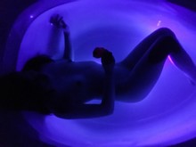 Jolie jeune coquine aux gros seins avide d'orgasmes et de plans sexe